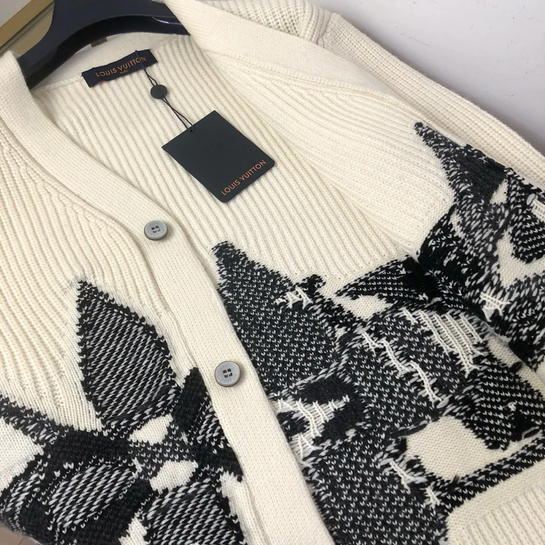 🅿️720 🀄️ Louis Vuitton's exclusive version of the LV intarsia knitted cardigan 🔥 This sheepskin cardigan is embellished with eye-catching logo patterns. Large LV letters and Monogram flowers overlap on the lower body and sleeves to create a snowy scene. The elegant intarsia knitting uses contrast stitching and contrasts with the wide ribbed base to create a three-dimensional effect and is suitable for comfortable wear after skiing. Enjoy leisure time at night. The same styles for men and women. You can buy items on the official website at a ratio of one to one.
